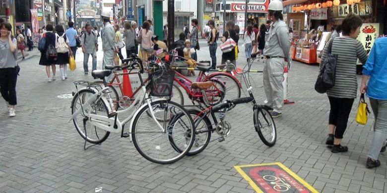 Tilang membuat kawasan niaga Namba-Dotombori di Osaka, Jepang, selalu tertib dan teratur sehingga pengunjung pun merasa nyaman dan aman berbelanja. Sepeda yang parkir sembarangan didenda Rp 275.000, sedangkan sepeda motor Rp 440.000. 