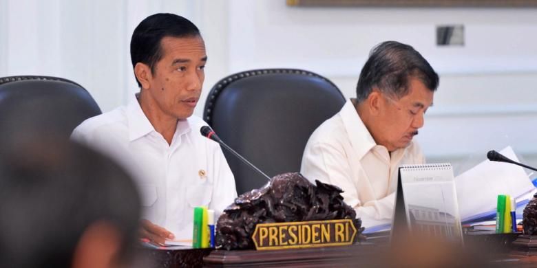 Presiden Joko Widodo dan Wakil Presiden Jusuf Kalla memimpin rapat Kabinet di Istana Presiden di Jakarta, Senin (17/11/2014). Presiden mengatakan akan memotong subsidi BBM yang telah memakan 20 persen APBN, danmengalihkan uang subsidi untuk memperbaiki infrastruktur dan program-program membantu rakyat miskin. AFP PHOTO / PRESIDEN PALACE / Laily