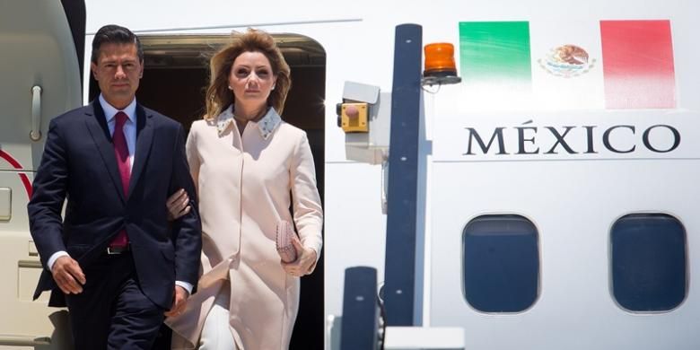 Presiden Meksiko Enrique Pena Nieto bersama ibu negara, Angelica Rivera saat tiba di Brisbane, Australia untuk menghadiri KTT G-20 pada 15 November 2014.