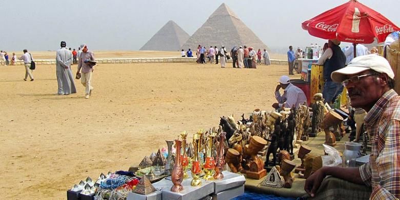 Para penjual suvenir termangu menunggu pembeli di kompleks Piramida Besar Giza di Giza, Mesir, Selasa (21/10/2014). Piramida Besar Giza yang berusia hampir 5.000 tahun masih menjadi ikon pariwisata Mesir paling terkenal di seluruh dunia. 