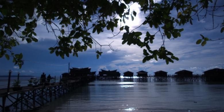 Pemandangan Pantai Maratua. Pulau Maratua adalah salah satu pulau terluar di Indonesia.

