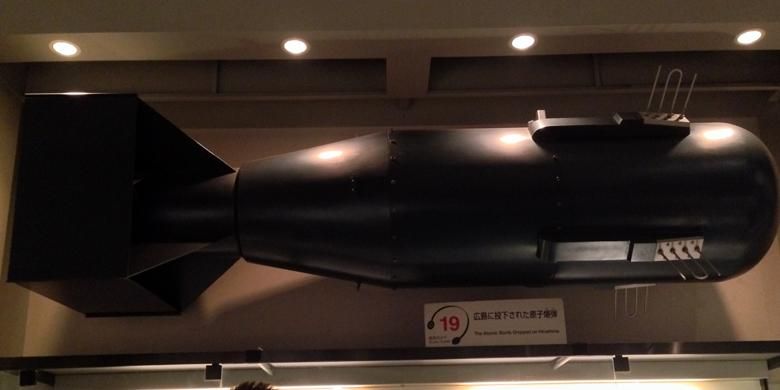 Replika bom atom yang terdapat di Hiroshima Peace Memorial Musem. Bom ini memiliki panjang 3 meter, dengan diameter 71 cm, dan berat 4000 kg. 