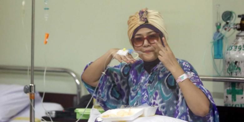 Ria Irawan diabadikan sehabis menjalani kemoterapi untuk melawan kanker getah bening stadium tiga yang dideritanya, di Rumah Sakit Fatmawati, Jakarta Selatan, Rabu (3/12/2014).