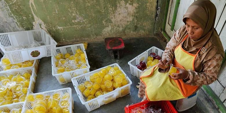 Warga membuat manisan kemasan dari buah karika yang dijual Rp 5.000 per gelas di Desa Patak Banteng, Kecamatan Kejajar, Kabupaten Wonosobo, Jawa Tengah, Senin (13/10/2014). Karika dibudidayakan di Dataran Tinggi Dieng yang ditanam di sela-sela tanaman kentang sebagai komoditas utamanya. 