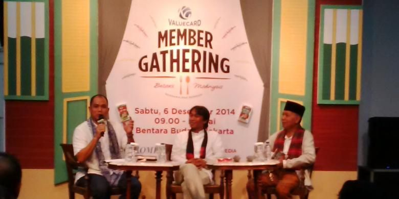 Pengamat kuliner Bondan Winarno (kanan) saat menjadi pembicara dalam diskusi buku karyanya, 100 Maknyus Bondan Winarno, di Bentara Budaya Jakarta, Sabtu (6/12/2014).