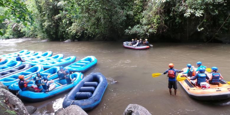 Perahu karet berjejer di tepi Sungai Ayung, Ubud, Kabupaten Gianyar, Bali.