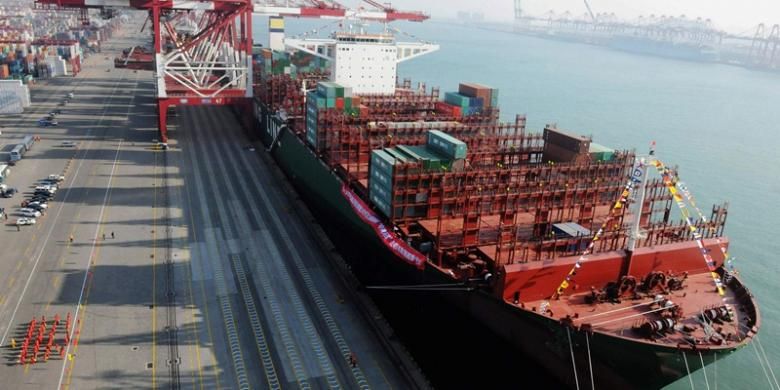 Kapal kontainer terbesar di dunia CSCL Globe tengah merapat di pelabuhan Qingdao, China.