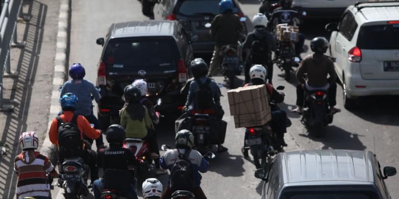 Pengendara sepeda motor memadati Jalan KH Mas Mansyur, Tanah Abang, Jakarta Pusat, Rabu (17/12/2014). Di hari pertama uji coba pembatasan sepeda motor sepanjang Jalan Thamrin-Medan Merdeka Barat, masih terdapat sejumlah pengendara yang belum mengetahui aturan tersebut. KOMPAS/LUCKY PRANSISKA 
