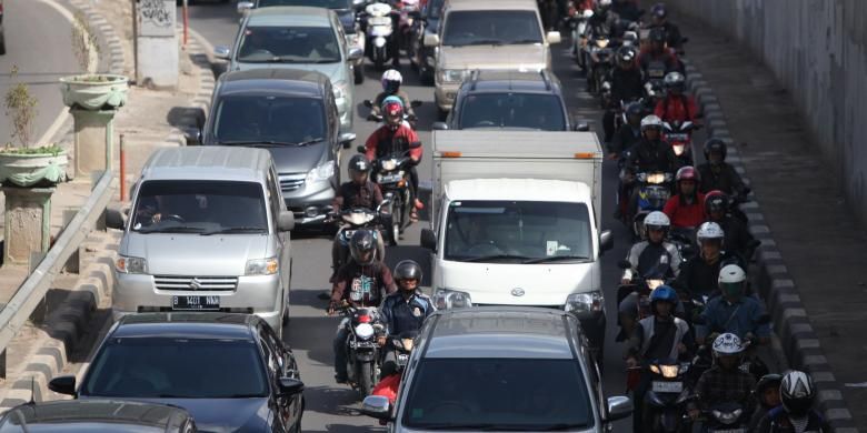 Pengendara sepeda motor memadati Jalan KH Mas Mansyur, Tanah Abang, Jakarta Pusat, Rabu (17/12/2014). Di hari pertama uji coba pembatasan sepeda motor sepanjang Jalan Thamrin-Medan Merdeka Barat, masih terdapat sejumlah pengendara yang belum mengetahui aturan tersebut. KOMPAS/LUCKY PRANSISKA 