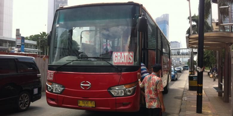 Bus Transjakarta disediakan gratis oleh Pemerintah Provinsi Jakarta untuk mengakomodasi pengendara motor yang hendak melintas di kawasan pelarangan sepeda motor.