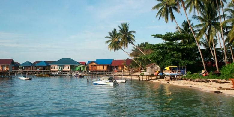 Pulau Derawan, pulau andalan pariwisata Kabupaten Berau, Kalimantan Timur, menyajikan pemandangan bawah air dan atas air yang memesona, Minggu (7/12/2014).