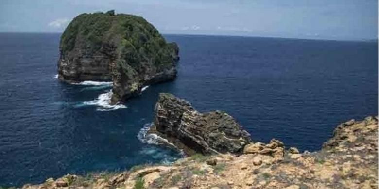 Gili Penyu di Gunung Tunak, Lombok Selatan, Nusa Tenggara Barat. Lanksap ini dapat dikunjungi oleh wisatawan. 