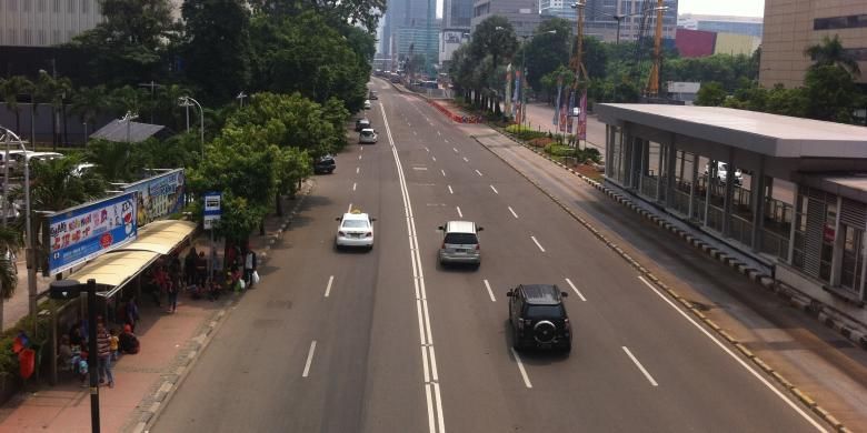 Jalan MH Thamrin terpantau lengang di Hari Natal, Kamis (25/12/2014).