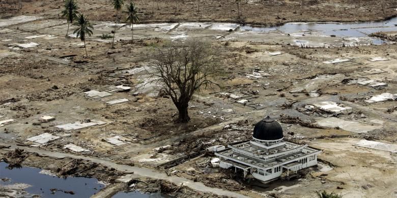 Foto masjid yang menjadi satu-satunya bangunan utuh di wilayah Meulaboh yang diambil pada 2 Januari 2005, menjadi salah satu foto yang paling diingat Eugene Hoshiko, fotografer Associated Press yang meliput tsunami Aceh. Tsunami meluluhlantakkan Aceh pada 26 Desember 2004