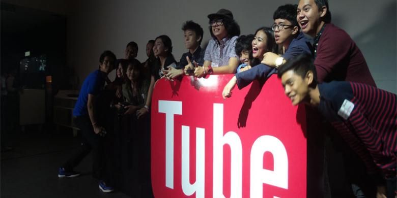 Para Youtuber berpose pada salah satu sudut di acara Youtube Happy Hour Jakarta, Jumat (26/12/2014).