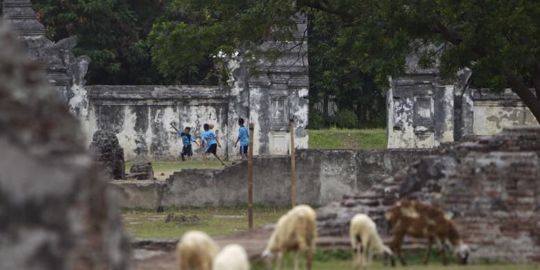 Anak-anak bermain bola di atas sisa reruntuhan Keraton Kaibon di Serang, Banten, Minggu (25/12/2011). Keraton seluas lebih kurang 2 hektar itu dibangun pada 1815 sebagai tempat tinggal Ratu Aisyah, ibu Sultan Muhammad Rafiuddin (sultan terakhir Kerajaan Banten) yang menjabat sebagai pemimpin pemerintahan karena putranya masih berusia lima tahun. 