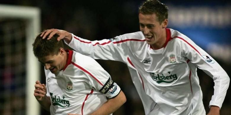 Steven Gerrard (kiri) bersama Peter Crouch setelah sukses mencetak gol ke-50 bersama Liverpool pada 2005. 
