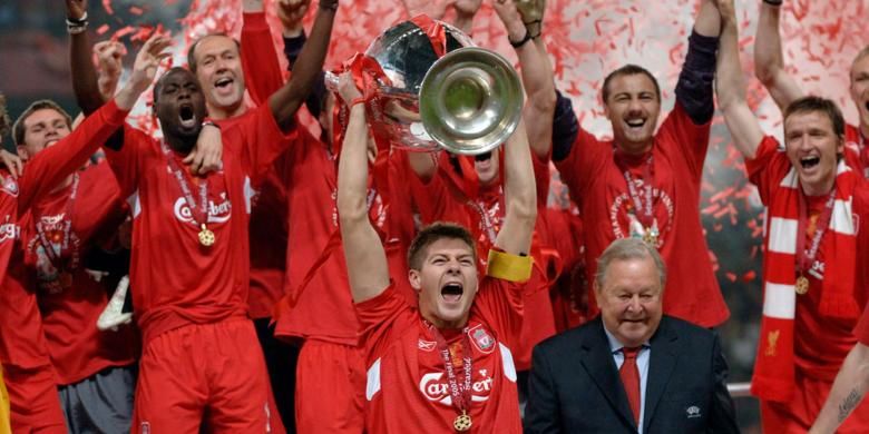 Ekspresi Steven Gerrard bersama para pemain Liverpool seusai memenangi trofi Liga Champions 2005. 