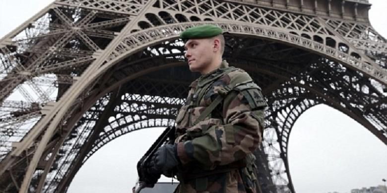 tentara perancis bersenjata lengkap bersiaga di Paris