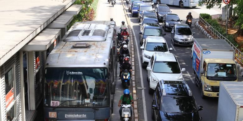 Sejumlah kendaraan nekat melintasi jalur bus transjakarta di Jalan Gunung Sahari, Pasar Baru, Jakarta Pusat, Jumat (9/1/2015). Rencananya dalam waktu dekat semua jalur bus transjakarta akan dipasangi kamera pengawas atau CCTV. Pemasangan itu merupakan bagian dari pelaksanaan tilang elektronik atau e-cross (electronic camera for road safety system).