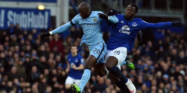 Bek Manchester City, Eliaquim Mangala (kiri) saat berebut bola dengan striker Everton, Romelu Lukaku, pada laga lanjutan Premier League di Goodison Park, Sabtu (10/1/2015). 