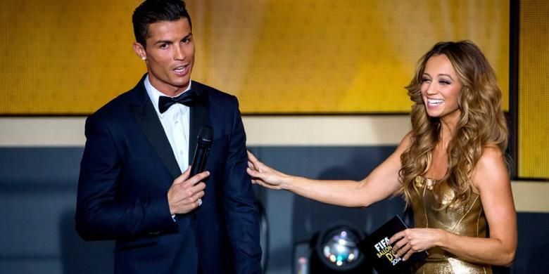 Presenter acara FIFA Ballon dOr 2014, Kate Abdo, ketika bersama Cristiano Ronaldo dalam event yang berlangsung di Zurich, Senin (12/1/2015).