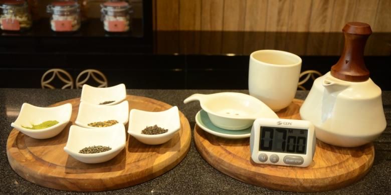 Jenis teh dan perlengkapan untuk menikmati teh ala kafe Gaia Tea and Cakes di Jalan Kemang Raya 27A Jakarta Selatan