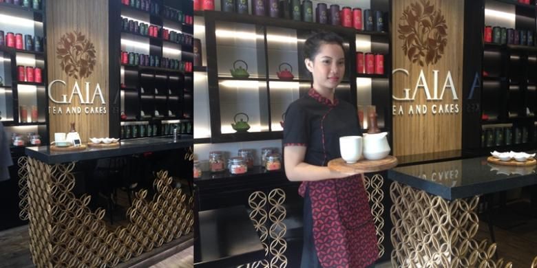 Motif batik kawung yang menghiasi interior serta seragama pegawai di Gaia Tea and Cakes, Kemang, Jakarta Selatan.