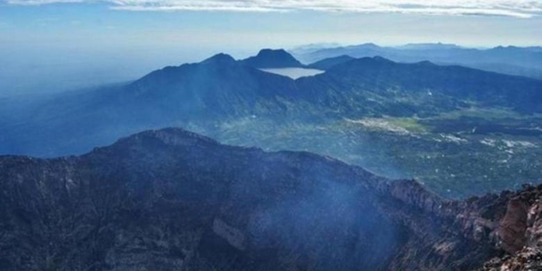 Danau Gunung Tujuh di kawasan Gunung Tujuh, yang masih termasuk dalam wilayah Taman Nasional Kerinci Seblat. 