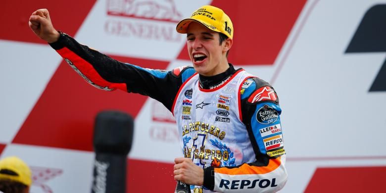 Pebalap Spanyol, Alex Marquez, merayakan keberhasilan menjadi juara dunia Moto3 2014, setelah menyelesaikan GP Valencia, Minggu (9/11/2015).