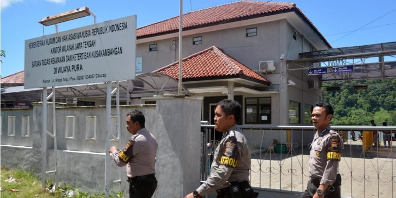 Polisi memperketat penjagaan di Lembaga Pemasyarakatan Nusa Kambangan, Cilacap, Jawa Tengah, sejak Jumat (16/1/2015) menjelang eksekusi mati sejumlah terpidana narkotika pada Minggu (18/1/2015) pukul 00.00 WIB.