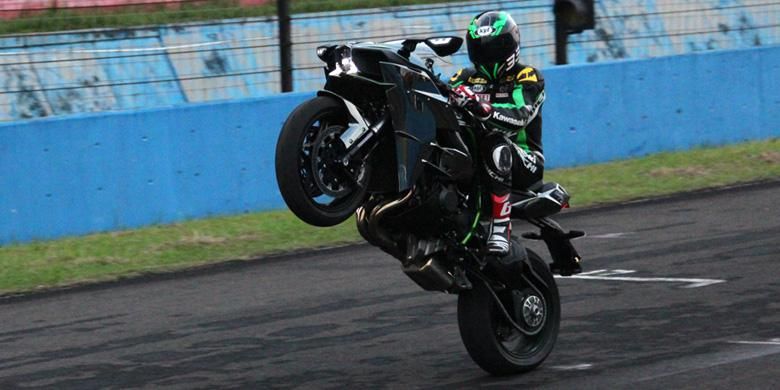 Kawasaki Ninja H2 digeber di Sirkuit Sentul, Bogor, (16/1/2014).