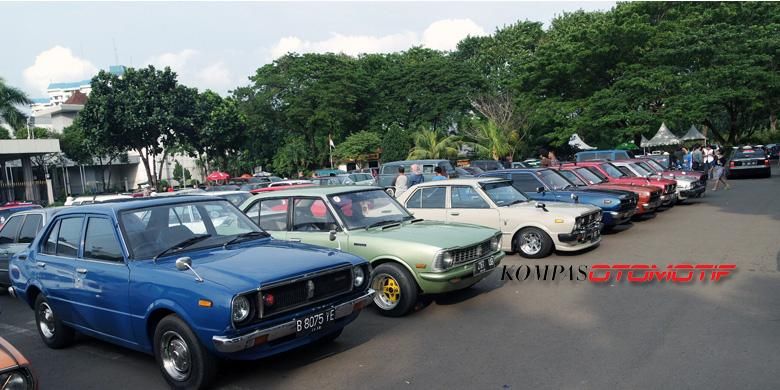 Setidaknya 44 komunitas mobil tua berkumpul di Parkir Timur, Senayan, Jakarta, membahas penolakan pelarangan mobil berumur lebih dari 10 tahun beredar di Jakarta, Minggu (18/1/2015). 