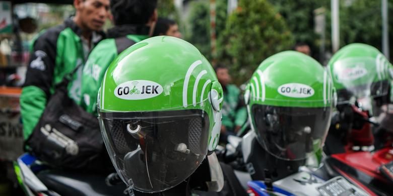 Helm hijau Go-Jek menjadi salah satu penanda identitas pengendara ojek yang tergabung dalam layanan ojek panggilan tersebut