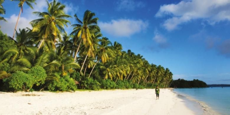 Air laut surut menyingkap tabir keindahan pantai panjang berpasir putih berpagar nyiur.