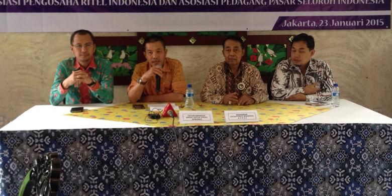 Wakil Ketua Umum Asosiasi Pengusaha Ritel Indonesia (APRINDO), Tutum Rahanta (kedua dari kiri) dan Sekretaris Jenderal Asosiasi Pedagang Pasar Seluruh Indonesia (APPSI), Ngadiran (kedua dari kanan) memaparkan kepada media perihal pengaruh penurunan harga BBM terhadap harga produk di usaha ritel di Senayan, Jakarta, Jumat (23/1/2015). 