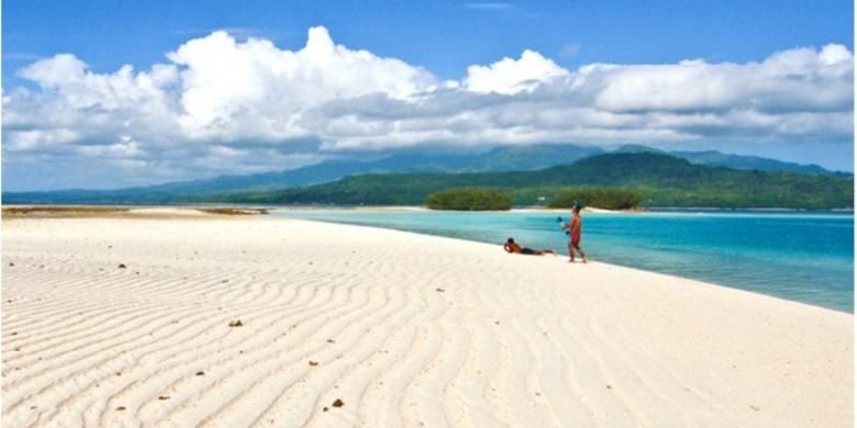 Pasir putih dan laut jernih mendominasi Pulau Pombo. 