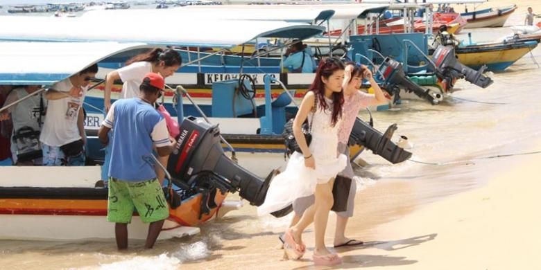 Wisatawan usai mengunjungi Pulau Penyu, di Tanjung Benoa, Bali.