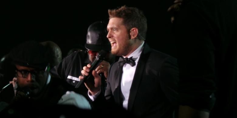 Vokalis, pencipta lagu, dan aktor dari Kanada, Michael Buble (39), menghibur para penggemarnya saat tampil dalam konser Michael Buble Live in Jakarta, di Indonesia Convention Exhibition (ICE) Arena, BSD City, Tangerang, Kamis (29/1/2015) malam.