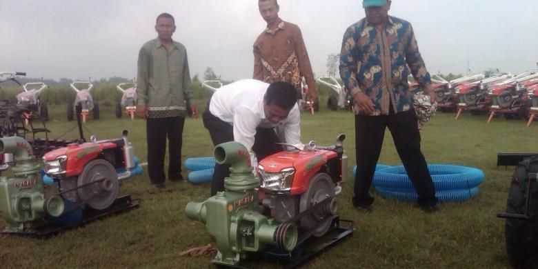 Menteri Pertanian Andi Amran Sulaiman mencoba menghidupkan salah satu mesin pertanian yang akan diserahkan Presiden Joko Widodo kepada petani, Sabtu (31/1/2015).