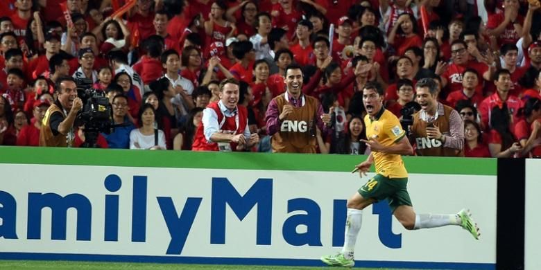 Pemain Australia, James Troisi, mencetak gol ke gawang Korea Selatan pada final Piala Asia 2015, Sabtu (31/1/2015). 