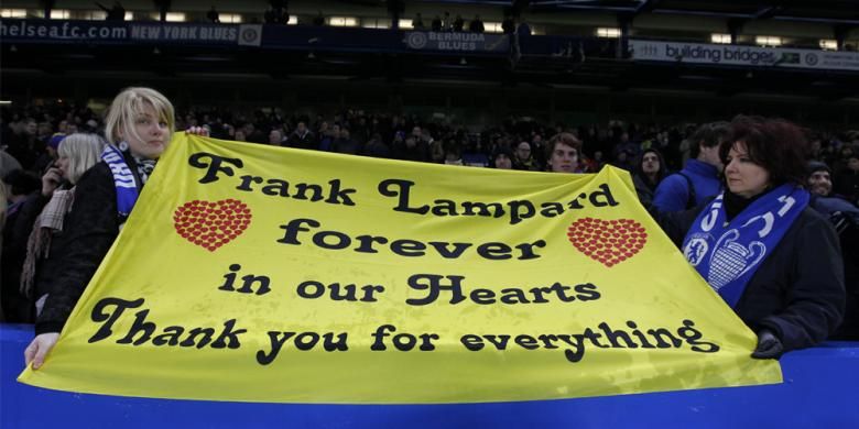 Suporter Chelsea membentangkan spanduk dukungan kepada mantan gelandang mereka, Frank Lampard, yang bermain untuk Manchester City saat kedua tim bertemu di Stamford Bridge pada pentas Premier League, Sabtu (31/1/2015).