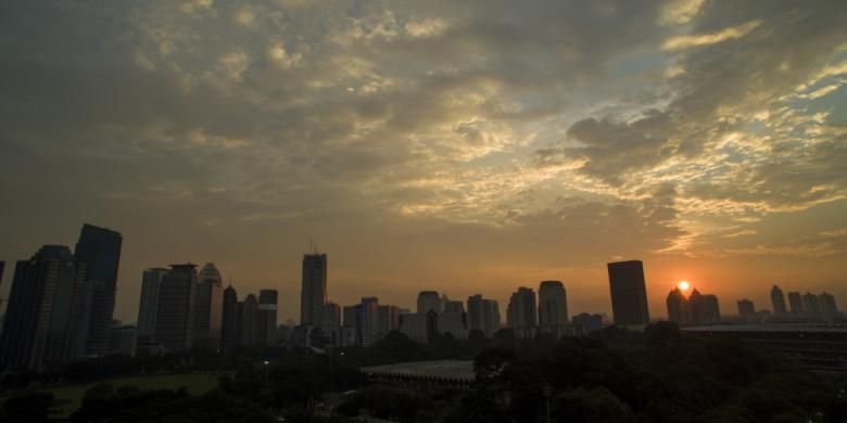 Kawasan kompleks Stadion Gelora Bung Karno dengan latar belakang gedung pencakar langit di Jakarta Selatan, Senin (2/2/2015). KOMPAS.com / FIKRIA HIDAYAT