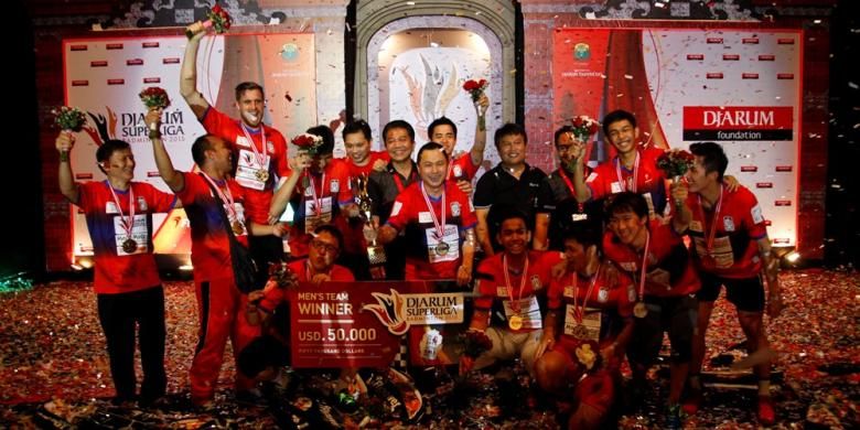 Tim putra Musica Champion Kudus berpose bersama setelah menjuarai Djarum Superliga Badminton 2015 di GOR Lila Bhuana Denpasar, Bali, Minggu (1/2/2015).