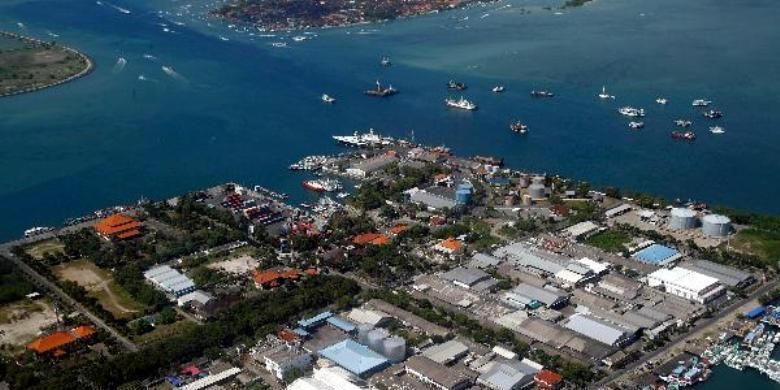 Aktivitas kapal di Pelabuhan Benoa, Bali, Sabtu (18/6/2011). Pelabuhan yang menjadi salah satu tujuan kapal pesiar tersebut perlu ditingkatkan infrastrukturnya sehingga memudahkan kapal untuk sandar. 