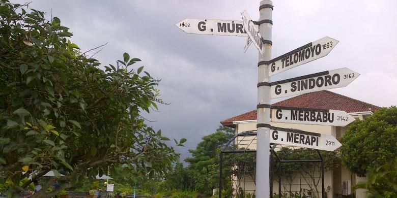 Arah petunjuk nama-nama gunung di sekitar kolam renang di atas awan, Salatiga, Jawa Tengah. Ada Gunung Merbabu, Sindoro, Telomoyo, Ungaran, Merapi dan Muria.