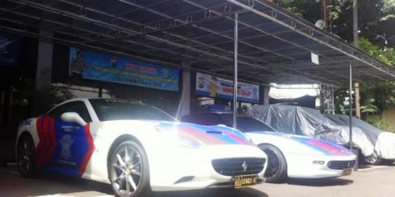 Dua mobil Ferrari yang jadi mobil Patwal Satlantas Polda Jatim.(SURYA/ M TAUFIK)