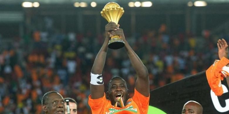 Kapten Pantai Gading, Yaya Toure, mengangkat trofi Piala Afrika 2015.