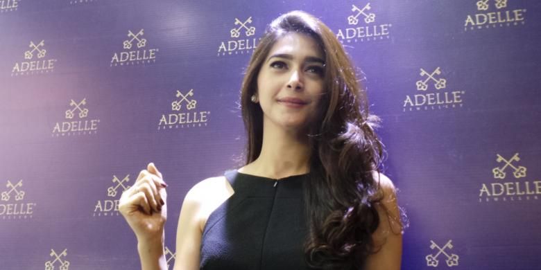 Nabila Syakieb hadir dalam grand opening Adelle Jewellery, di Trans Studio Mall, Bandung, Jawa Barat, Minggu (8/2/2015) malam.