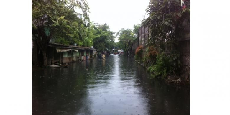  Perumahan Pakuwon, Cengkareng terendam banjir hingga sepinggang orang dewasa. Warga perumahan ini mengungsi ke posko banjir terdekat karena tempat tinggalnya mulai tak layak dihuni. Foto diambil pada Rabu (11/02/2015).